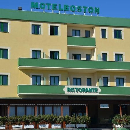 Motel Boston Silvi Marina Exteriör bild