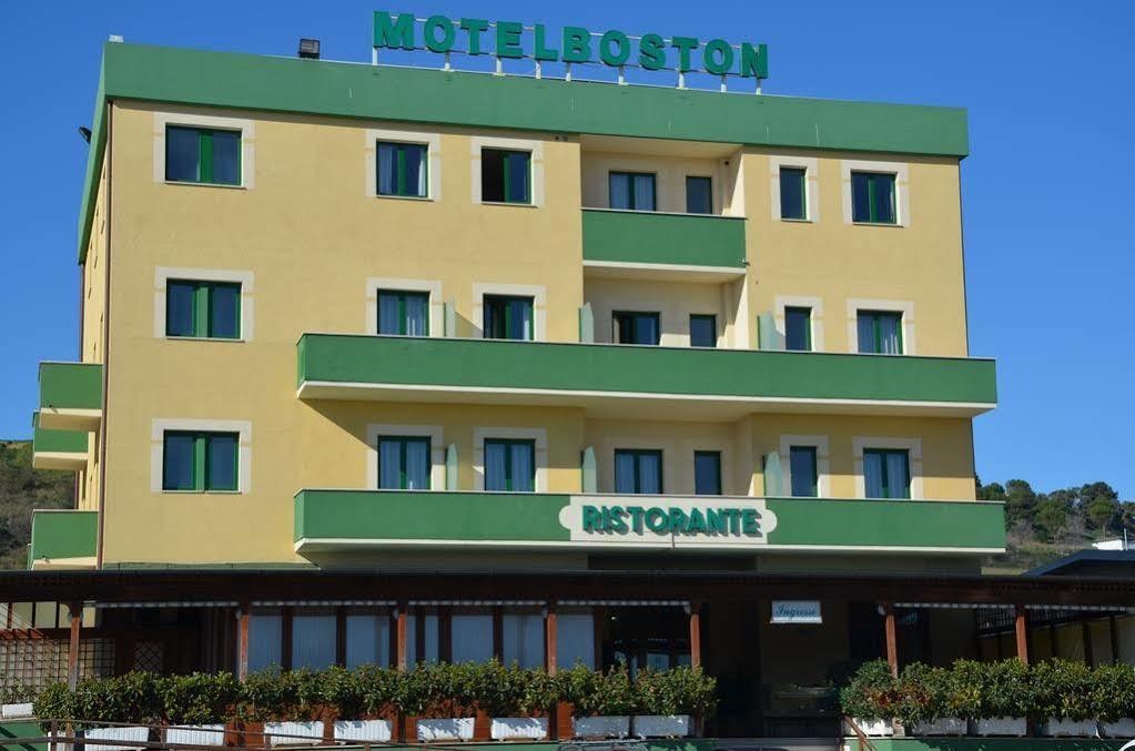 Motel Boston Silvi Marina Exteriör bild